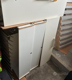 Letto matrimoniale bianco con tastiera e cassetti.