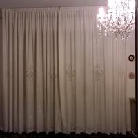 Eleganti tende (a 2 pannelli) con decori traforati