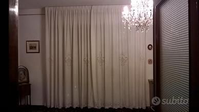 Eleganti tende (a 2 pannelli) con decori traforati