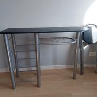 Isola cucina con due sgabelli pieghevoli