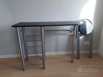 Isola cucina con due sgabelli pieghevoli