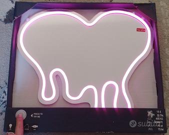specchio con luce led rosa