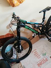 bicicletta MTB da competizione 