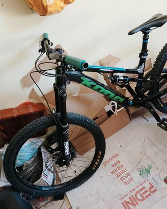bicicletta MTB da competizione 