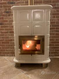 Stufa a legna in maiolica