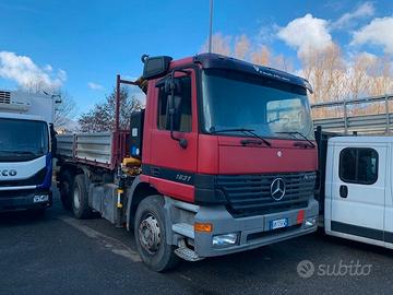 Mercedes Actros 1831 3 assi ribaltabile con gru
