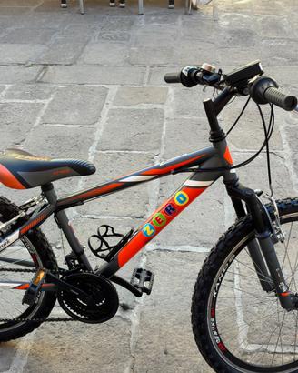 bici stark grigia e arancione