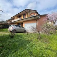 VILLA A SCHIERA A RICENGO