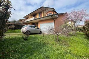 VILLA A SCHIERA A RICENGO