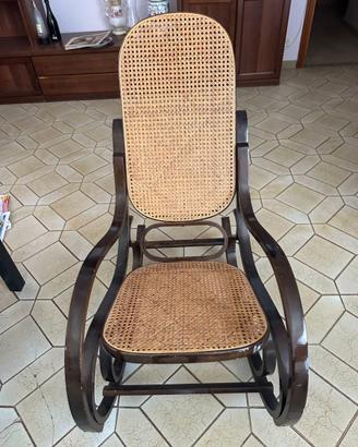 Sedia a dondolo in legno e paglia di Vienna