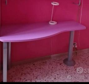 Scrivania rosa sagomata.