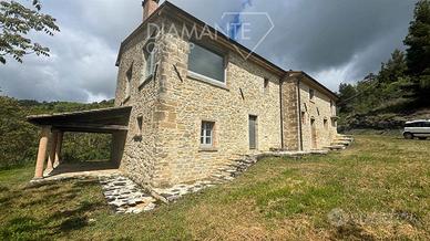 Casale in pietra ristrutturato con terreno