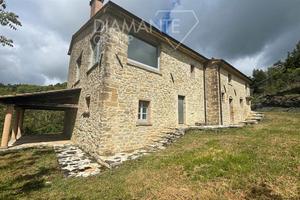 Casale in pietra ristrutturato con terreno