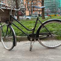 Bicicletta nera donna -  freni a bacchetta e cesto