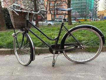 Bicicletta nera donna -  freni a bacchetta e cesto