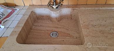 Lavandino in marmo travertino con miscelatore