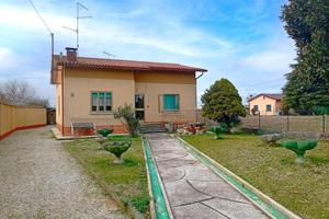 DUE CASE INDIPENDENTI CON GIARDINO