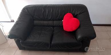 divano in pelle nera