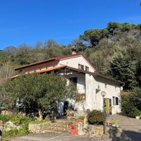 Villa bifamiliare nell'entroterra ligure