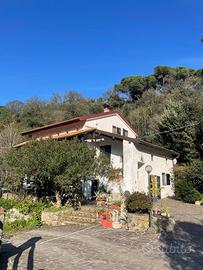 Villa bifamiliare nell'entroterra ligure