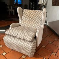 Poltrona in tessuto pregiato