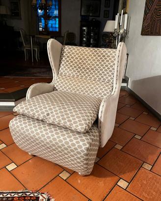 Poltrona in tessuto pregiato