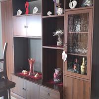 Tavolo sedie e parete attrezzata