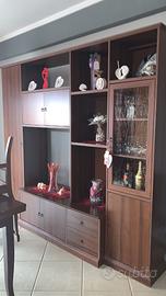 Tavolo sedie e parete attrezzata