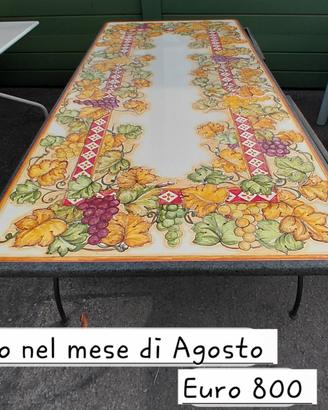 Tavolo in pietra lavica lavorato e decotato a mano