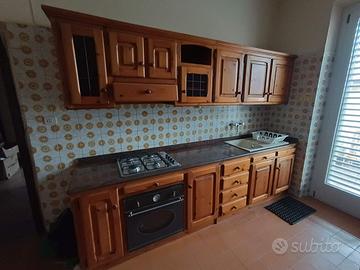 Cucina legno massello-marmo, stile baita montagna