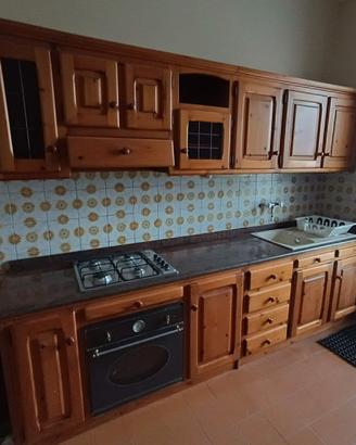 Cucina legno massello-marmo, stile baita montagna