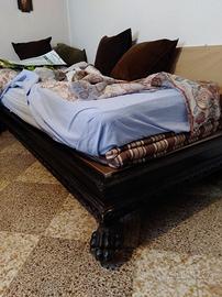 Letto in legno alla turca