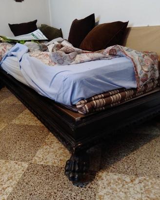 Letto in legno alla turca