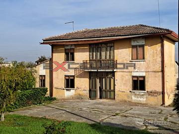 CAVARZERE: casa indipendente con terreno agricolo