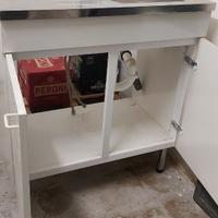 Lavello cucina in acciaio con mobile bianco