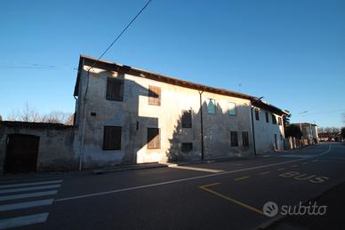 Casa accostata storica su due livelli