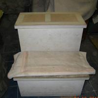 Piedistallo in legno a due gradini
