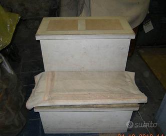 Piedistallo in legno a due gradini