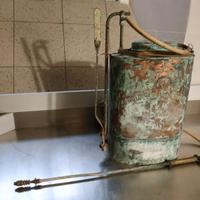POMPA AGRICOLA IN BUONO STATO ED ACCESSORI D'EPOCA