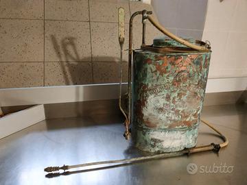 POMPA AGRICOLA IN BUONO STATO ED ACCESSORI D'EPOCA