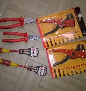 2 pinze 2 spelafili 2 cacciaviti 1tester