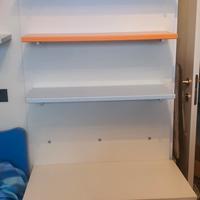 Boiserie con letto singolo e comodino