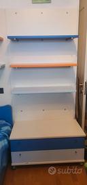 Boiserie con letto singolo e comodino