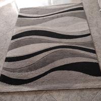 tappeto moderno e colonna 