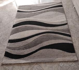 tappeto moderno e colonna 