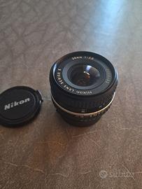 obbiettivo NIKON grandangolare