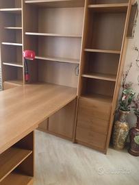 Scrivania con libreria ad angolo in legno