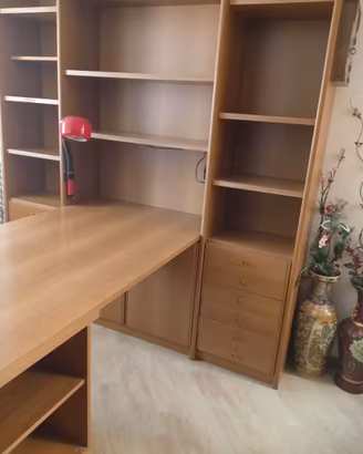 Scrivania con libreria ad angolo in legno