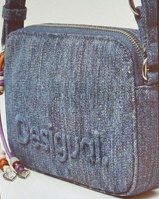 Borsa a tracolla in denim firmata Desigual.