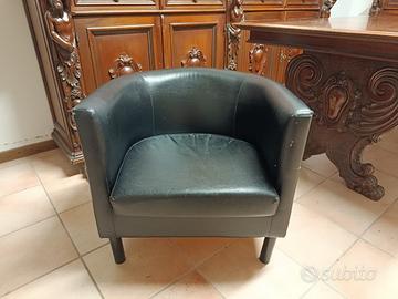 Poltrona in ecopelle nera